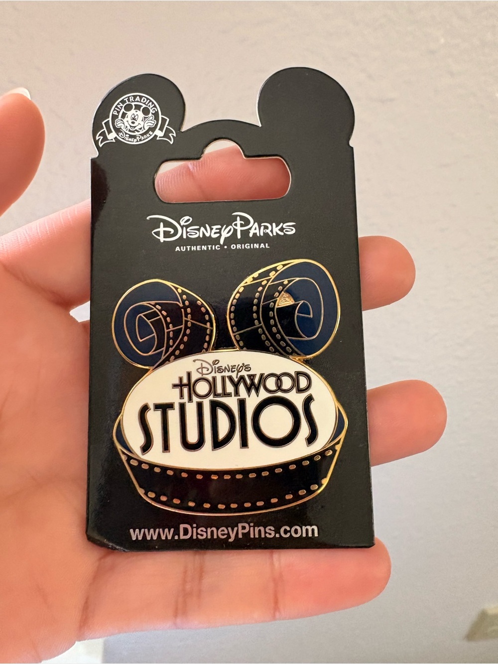 Disney Hollywood Studios Enamel Pin - Black & Gold - Picture 2 of 3